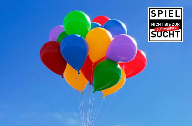 Blauer Himmel ein paar weiße Wolken. Ein Elefant hängt an einem Bund bunter Luftballons. Text: Einfach mal abheben