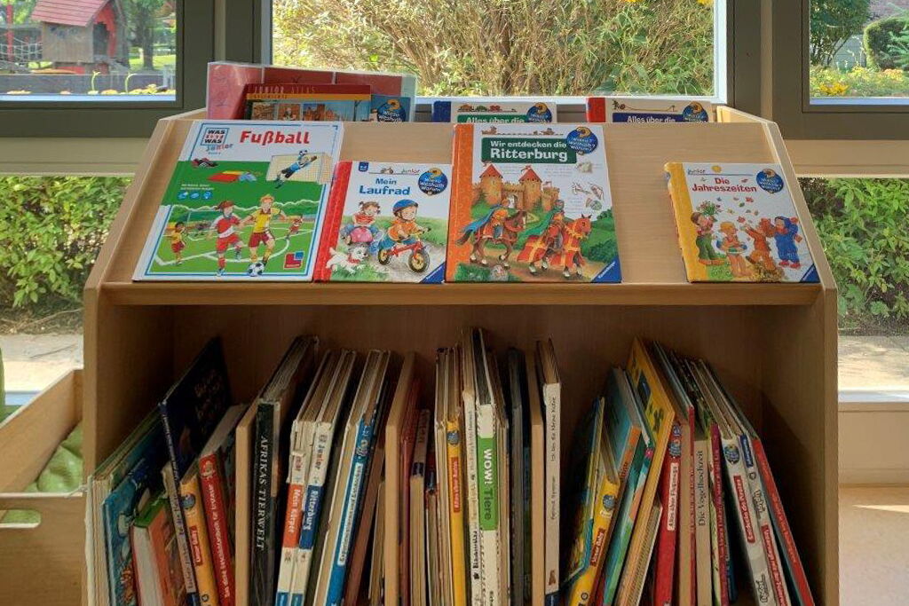 Ein kleines Regal mit Büchern