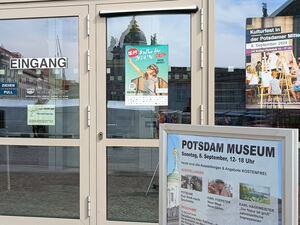 Eingang vom Potsdam Museum. Glastüren. An einer Glastür klebt ein Plakat von Kultur für Jeden an einer Glasschleibe klebt ein Plakat vom Kulturfest in der Potsdamer Mitte