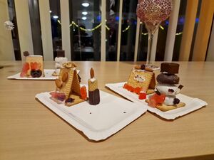 Weihnachtliche kleine Pfefferkuchenhäuschen aus Keksen.