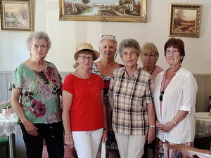 Gruppenfoto von 6 Frauen in einem nostalgischen Raum.