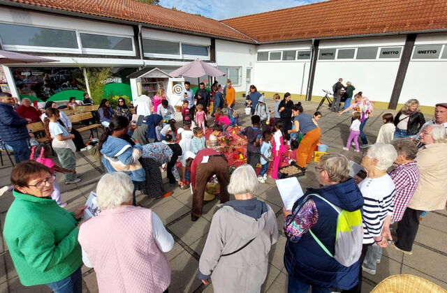 Im Vordergrund der Chor von hinten. Davor viele Kinder.