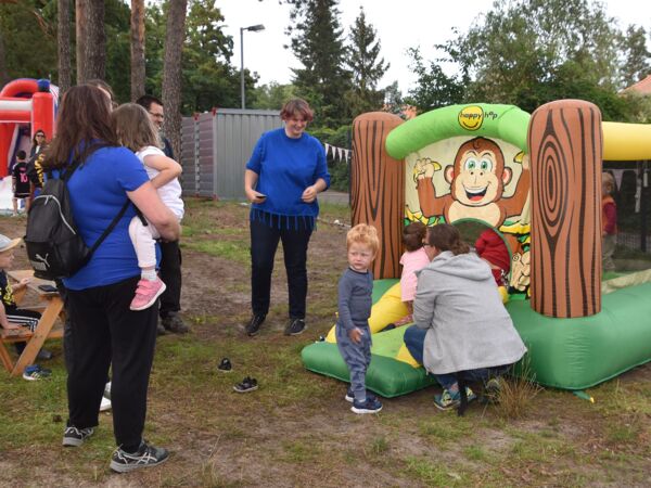 Hier sehen sie Kinder an einer Hüpfburg