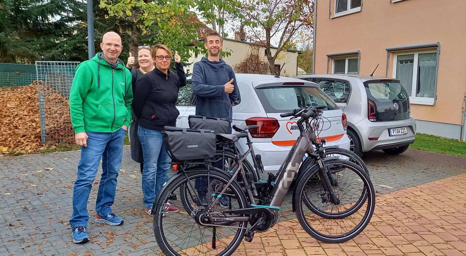 Auf E-Bikes von Hausbesuch zu Hausbesuch