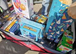 Familien der AWO Grundschule Marie Juchacz spenden Geschenke