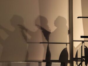 3 Schatten Silhouetten einer Frau an einer Wand.