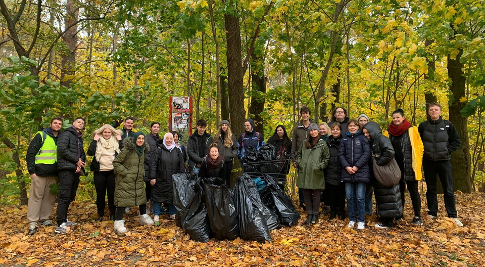 Den Wald von Müll befreit