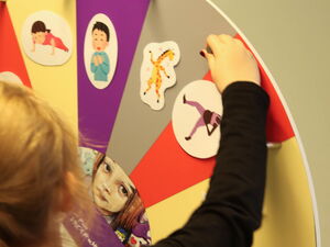 Mädchen dreht am Glücksrad.