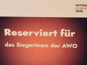 Schild: Weißer Text auf roten Hintergrund: Reserviert für das Siegerteam der AWO.