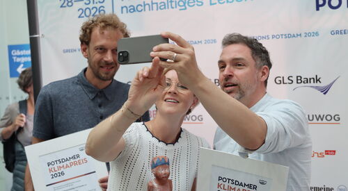 Die Preisträger des Potsdamer 15. Klimapreises bei einem Versuch, ein Selfie zu machen