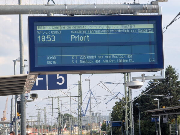 Bahnhof. Anzeigetafel der Bahn. Sonderzug. 18:53 Uhr nach Priort