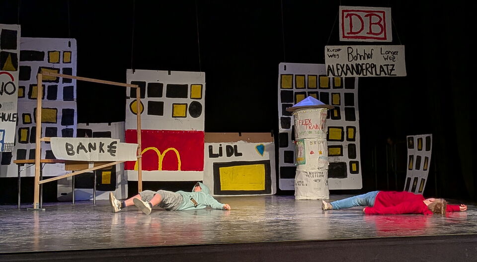 Theateraufführung der Feuerrosen und Windlegenden