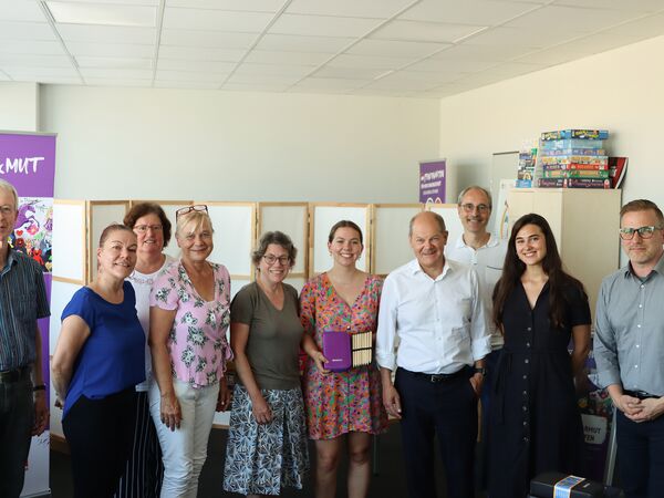 Gruppenfoto. 6 Frauen und 4 Männer stehen versetzt und lächeln alle freundlich in die Kamera.