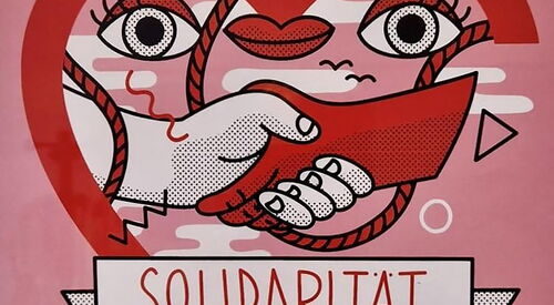 Plakat: Rosa, rotes Herz, zwei Hände die sich die Hand geben, eine rot und die andere weiß, zwei Augen und ein Mund in der Herzform. Darunter steht in Großbuchstaben: Solidarität