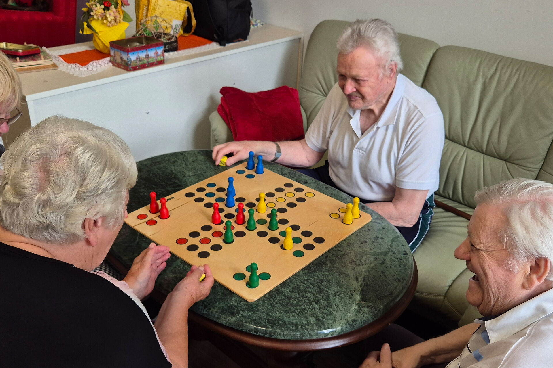 lustige Spielerunde Mensch- ärgere- dich- nicht