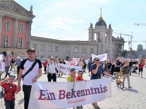 Menschen mit Plakaten bei der Demonstration gegen die Kita-Reform