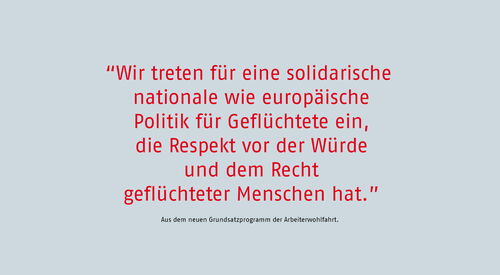 Roter Text: Wir treten für eine solidarische nationale wie europäische Politik für Geflüchtete ein, die Respekt vor der Würde und dem Recht geflüchteter Menschen hat. Schwarzer Text darunter: Aus dem neuen Grundsatzprogramm der Arbeiterwohlfahrt
