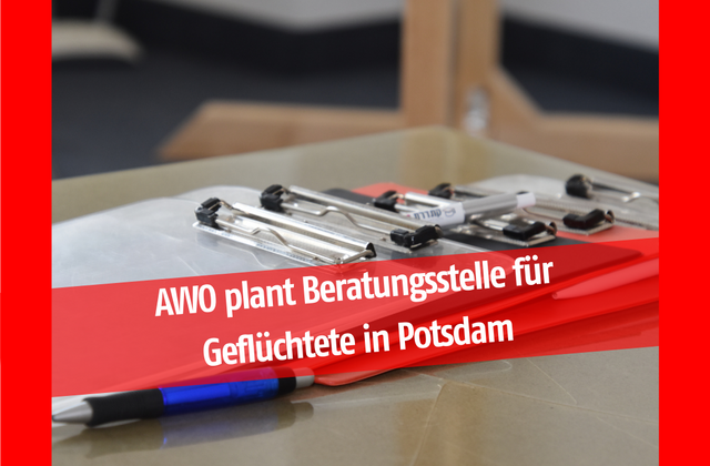 Bild von mehreren Klemmmappen mit einem Kugelschreiber davor und der Aufschrift: AWO plant Beratungsstelle für Geflüchtete in Potsdam