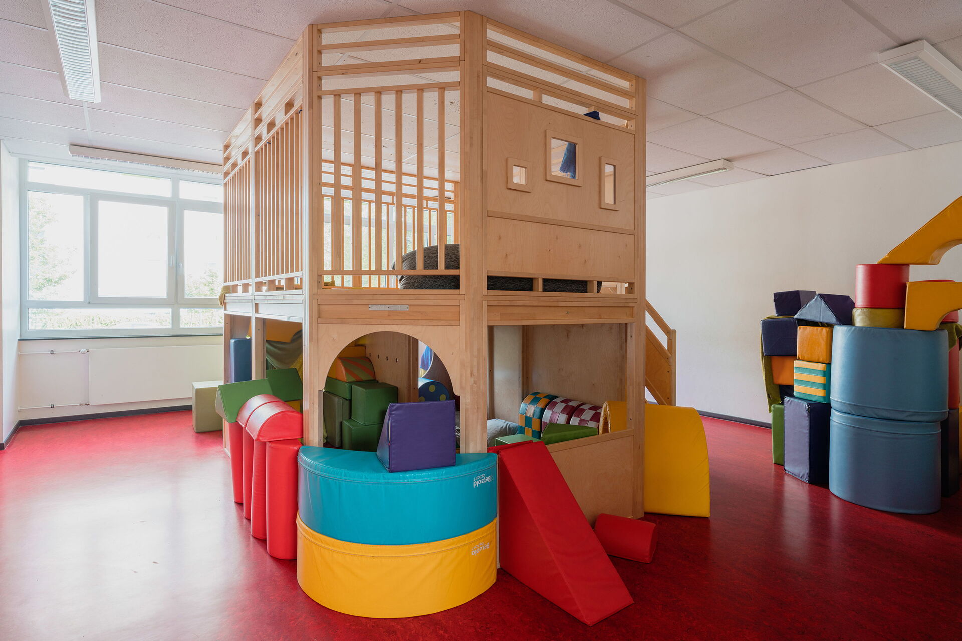 Im Spielzimmer. Ein großes Holz Gerüst von Boden bis Decke zum Spielen und Lümmeln. Haus mit Dachgarten bietet Spielspaß auf zwei Ebenen.
