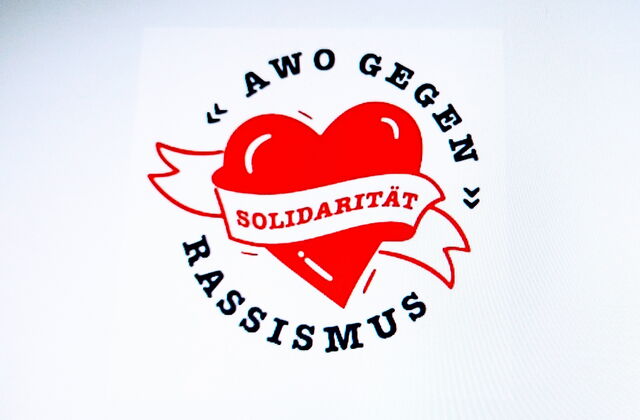 AWO GEGEN RASSISMUS - SOLILDATITÄT | Bild ein rotes Herz mit einer weißen Schärpe auf der Solidarität steht.