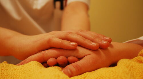 Das Bild zeigt eine Hand, die eine andere Hand hält