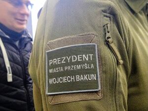 Ein Mann mit einem Emblem auf dem Arm