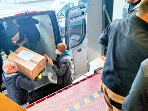 Ein Hilfstransporter wird entladen