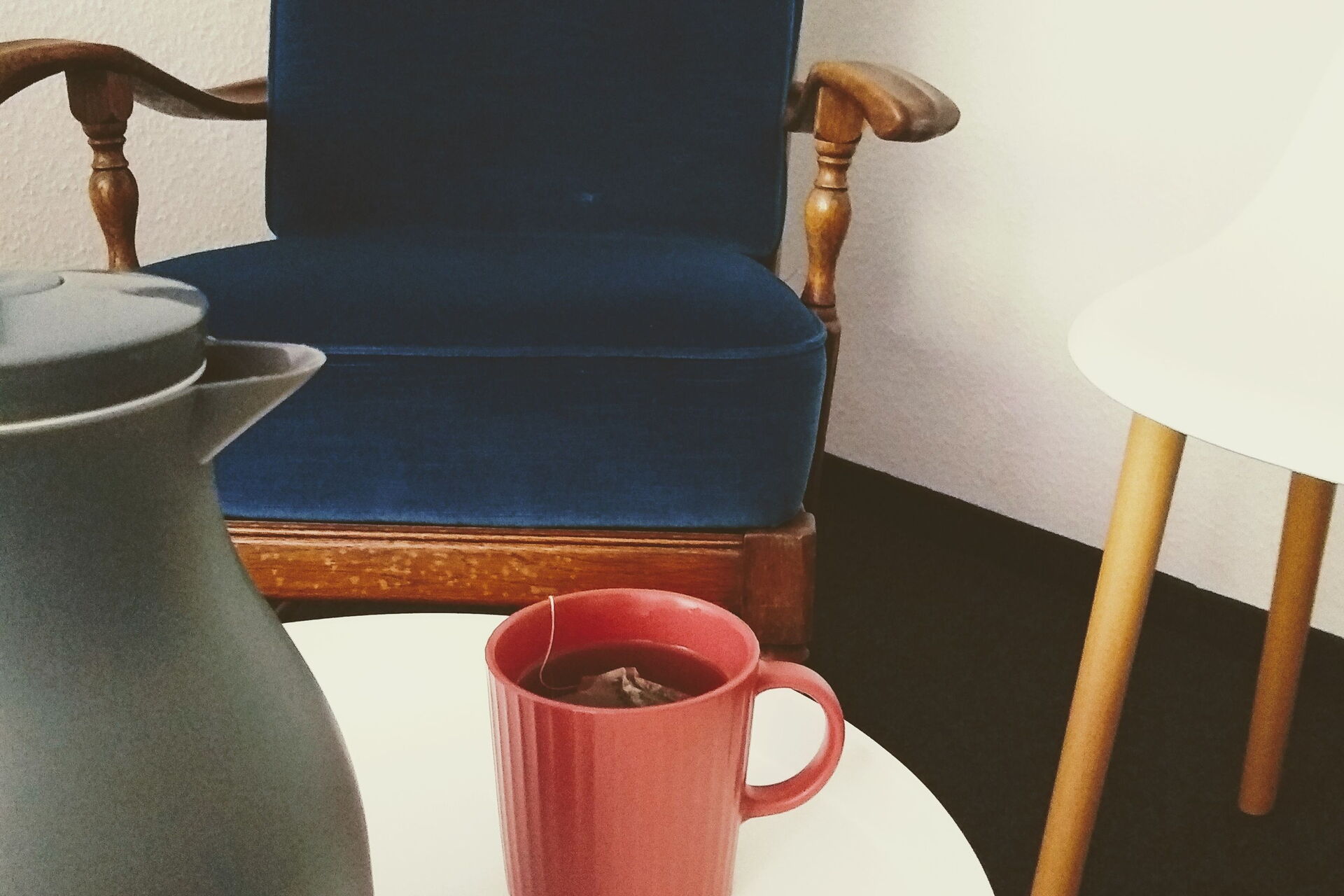 Sitzecke mit einem Sessel und einem runden Tisch