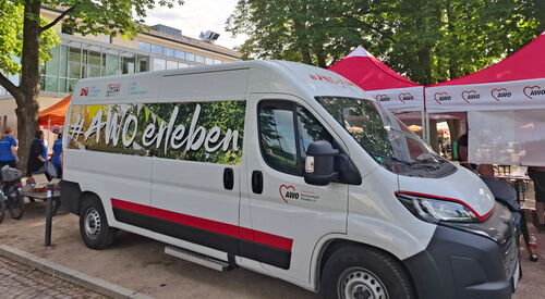 AWO Transporter vor einem Fest mit AWO Pavillons.