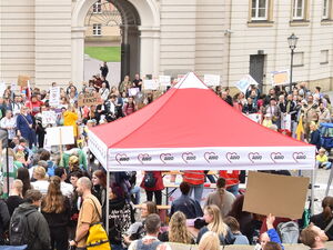Viele Menschen auf dem Altenmarkt vor dem Fortuna Portal. Pavillons verschiedener Organisationen.
