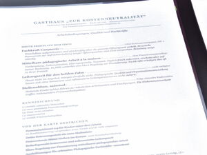Eine Protest-Speisekarte vom Gasthaus "Zur Kostenneutralität" mit Forderungen.