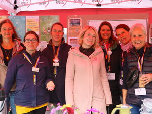 Mehrere Frauen stehen nebeneinander unter einem AWO Pavillon und schauen in die Kamera. Sie gehören zu den Teams der AWO Familienzentren in Bad Belzig und Niemegk