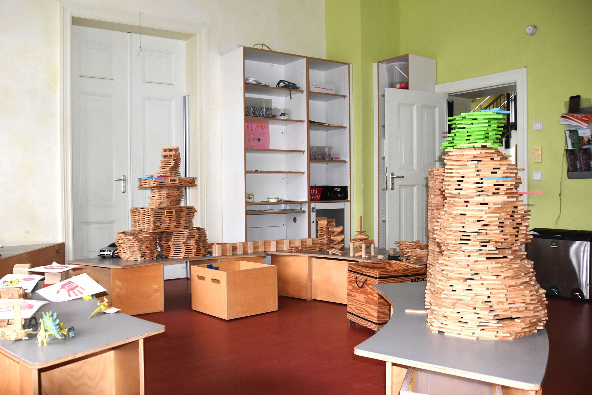 Großer Raum mit gebastelten Gebäuden aus Holz