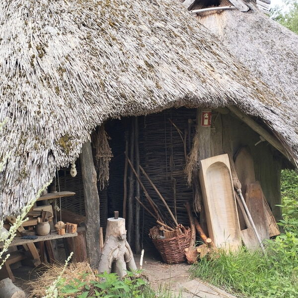 Historisches Reethaus mit Weidekorb und anderen damaligen Utensilien.