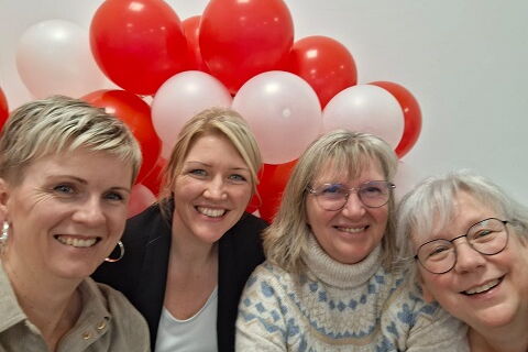 Sofa, darauf sitzend Pflegedienstleitung Kathleen Busse, stellvertretende Pflegedienstleitung Jennifer Döppner, Sozialarbeiterin Susann Michel und Qualitätsbeauftragte Birgit Förtsch, im Hintergrund viele rote und weiße Ballons