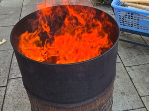 Feuertonne. Nahaufnahme. Orangene Flammen.