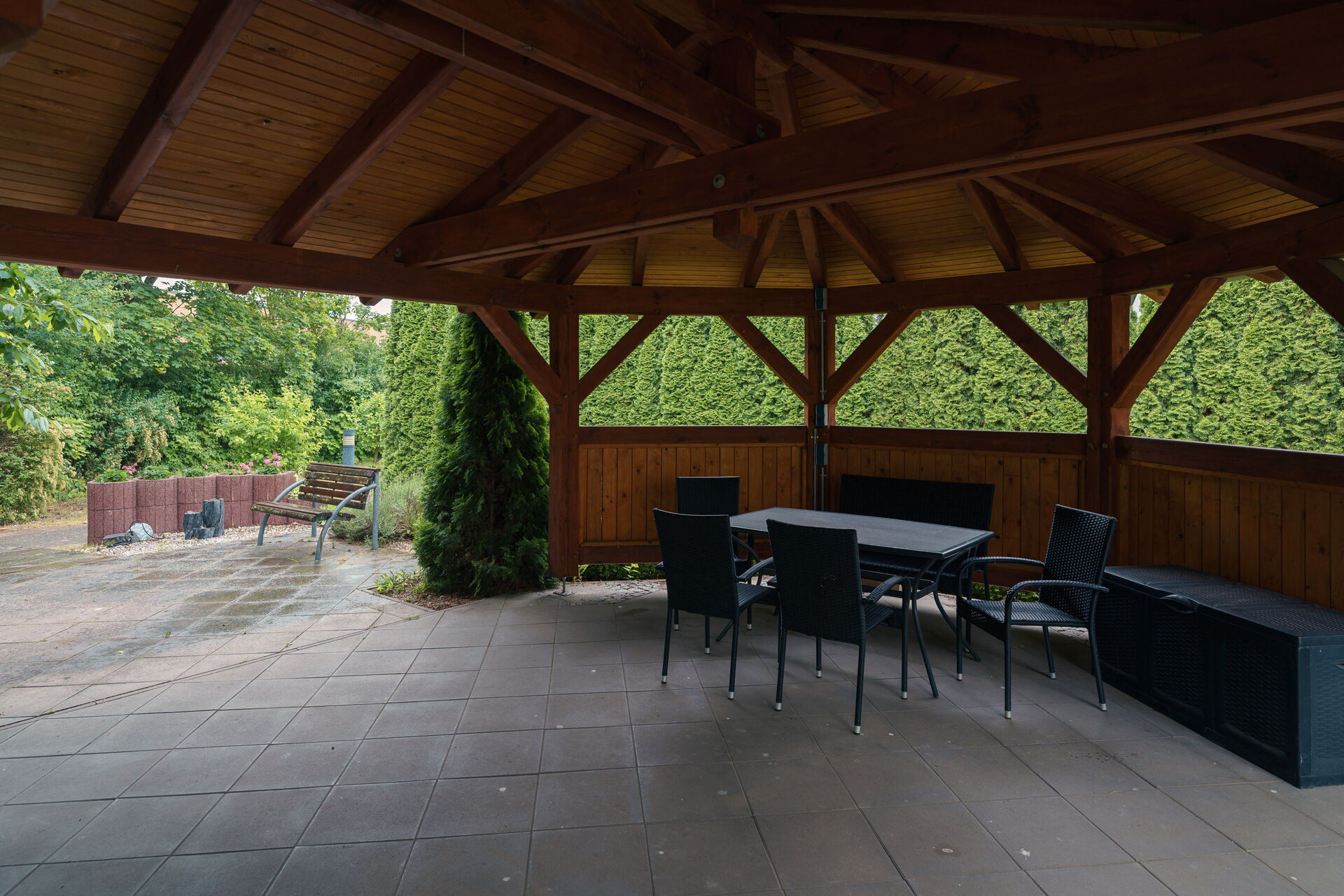 Holzpavillion in einem Seniorenzentrum