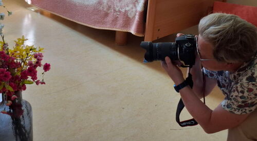 Bewohnerzimmer. Fotografin macht Fotos.