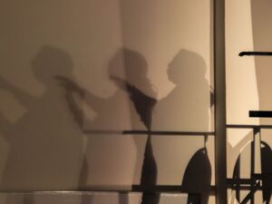 3 Schatten Silhouetten einer Frau an einer Wand.