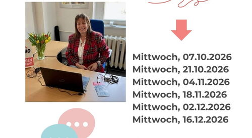 ein Foto von Migrationsberaterin Frau Sonja Pfitzner sitzend am Schreibtisch und ein Hinweis auf die Termine