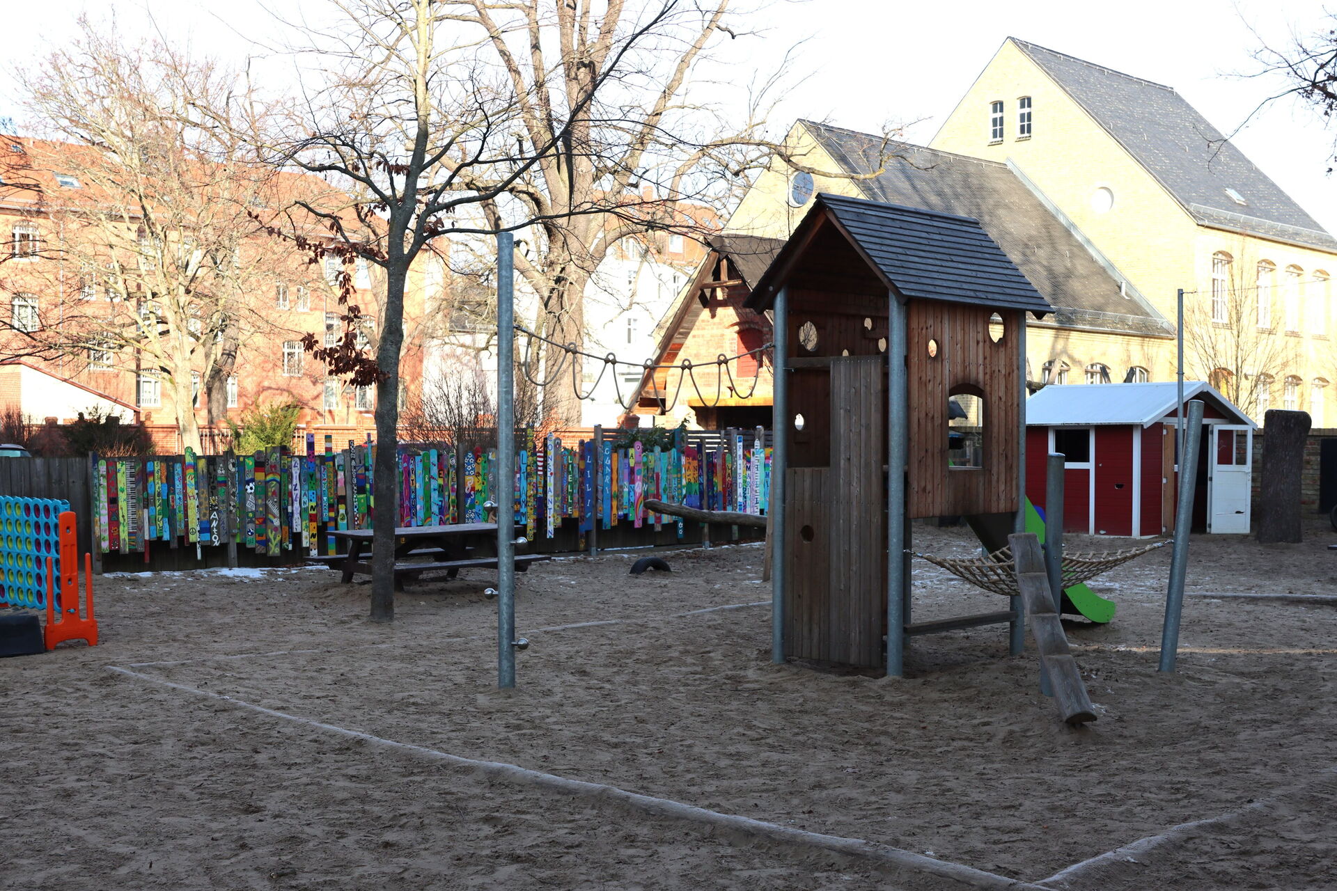 Hier sehen sie den Spielplatz des Hortes Weberspatzen