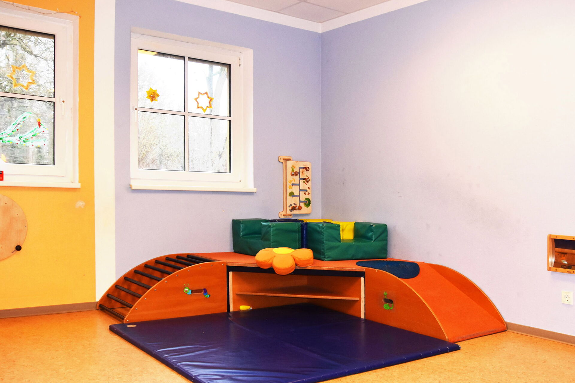 Spielzimmer. Kleinkindbereich in der Ecke.