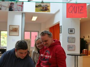 Teilnehmer*innen der Tagung am Stand des AWO Familienhaus