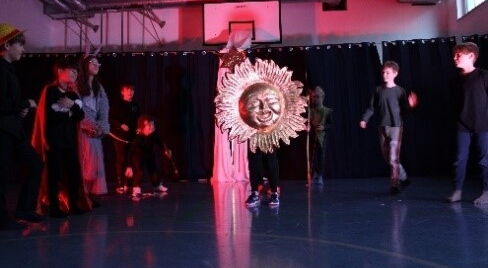 Theateraufführung der Feuerphönixe