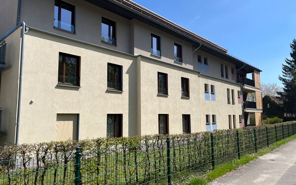 Ansicht der Wohnstätte von der Straße aus.