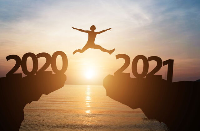 Sonnenuntergang. Meer. Zwei Felsen, dazwischen die Sonne. Auf dem Felsvorsprung links eine große 2020. Auf dem Felsvorsprung rechts eine große 2021. Ein Mensch im Sprung direkt über der Sonne. Der Sprung ins neue Jahr 2021