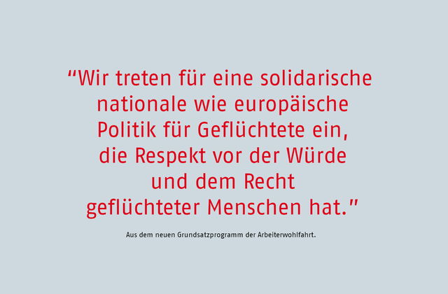 Roter Text: Wir treten für eine solidarische nationale wie europäische Politik für Geflüchtete ein, die Respekt vor der Würde und dem Recht geflüchteter Menschen hat. Schwarzer Text darunter: Aus dem neuen Grundsatzprogramm der Arbeiterwohlfahrt