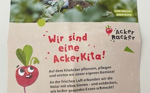 Plakat: Bild Zwei Kinder in einem Beet. Text: Wir sind eine AckerKita! Auf dem KitaAcker pflanzen, pflegen und ernten wir unser eigenes Gemüse. An der frischen Luft erkunden wir die Natur mit allen Sinnes und entdecken wie lecker gesundes Essen schmeckt!