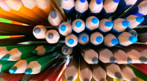Viele Bunte Buntstifte mit Spitze nach oben.
