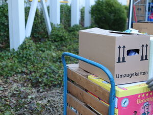 Ein Handwagen voller Spendenkartons